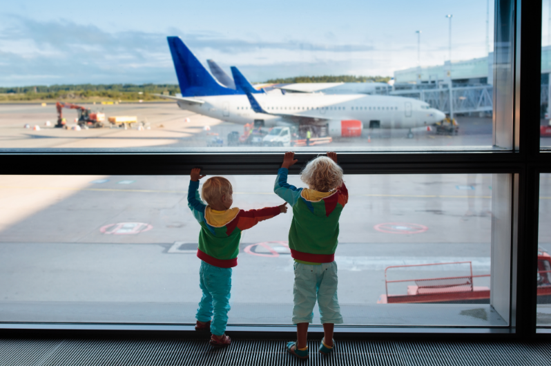 kids-watching-plane
